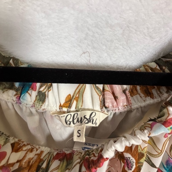 Blush Boutique Floral Off-Shoulder Flowy Boho Top with Bell sleeves size Small - Picture 6 of 6